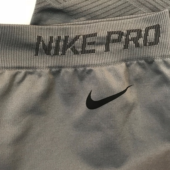 EUC Nike pro dri fit stay crop M/L - Picture 6 of 8